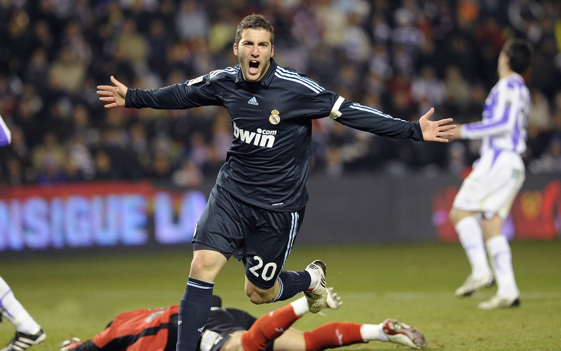 开云体育中心-绿茵场上的情绪交响曲，当激情与纪律在边线碰撞，激情与纪律的边线对决